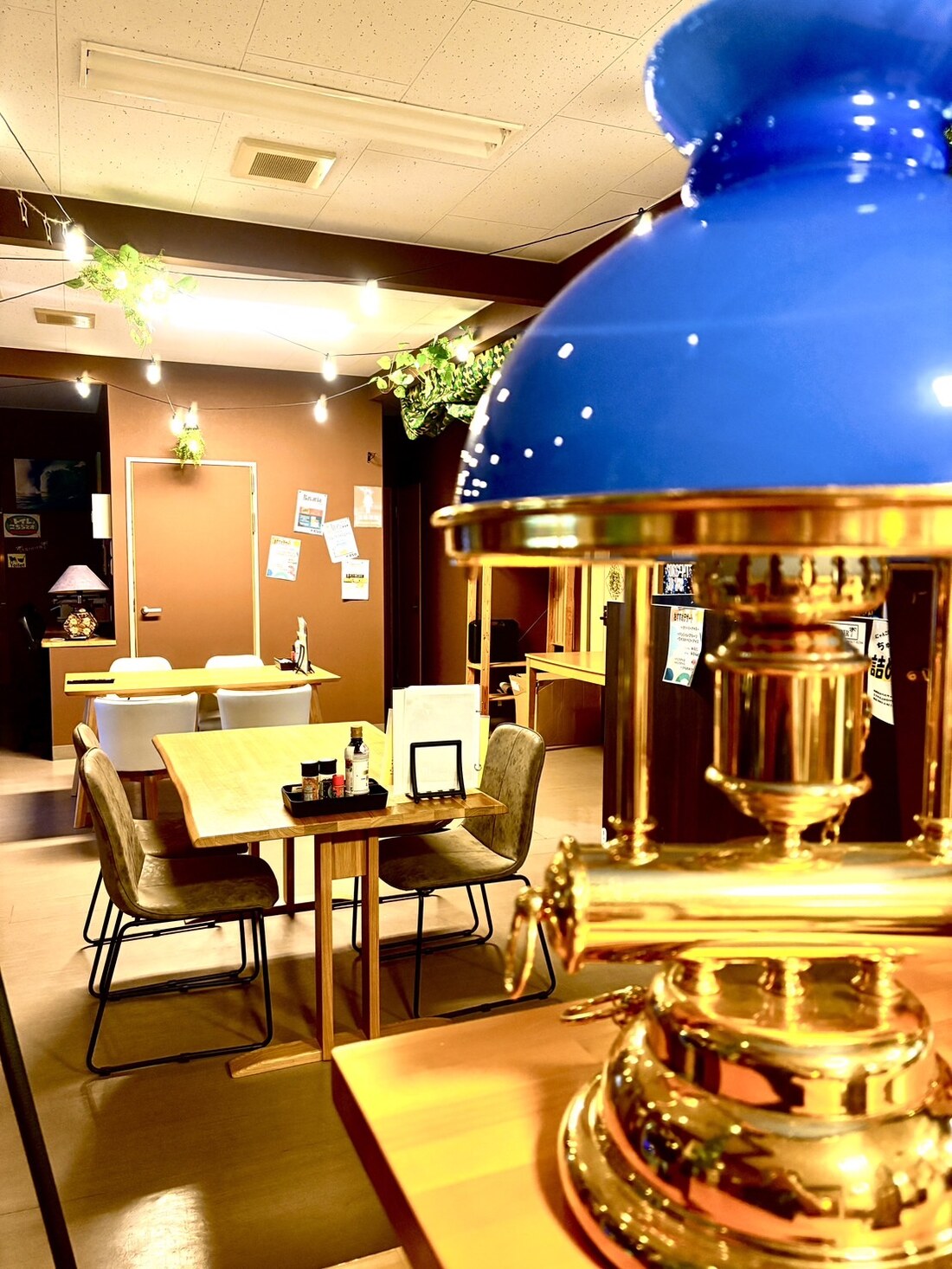 暖かな照明と青いドリンクサーバーのあるHARAJUKU DINER店内