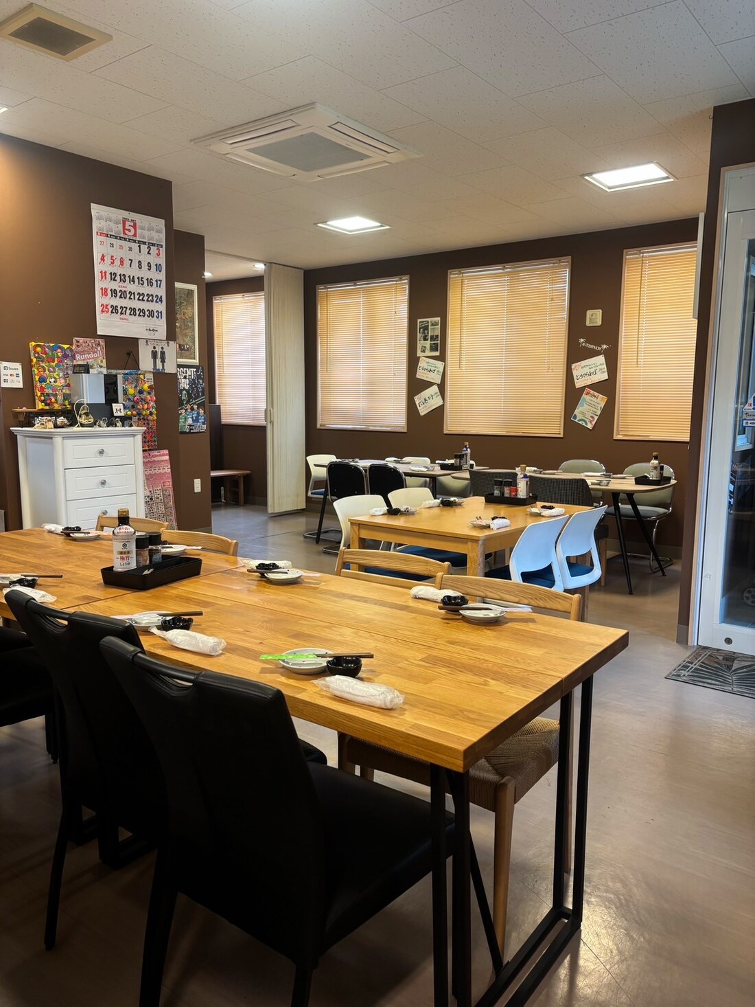 木のテーブルを配したHARAJUKU DINERの店内席