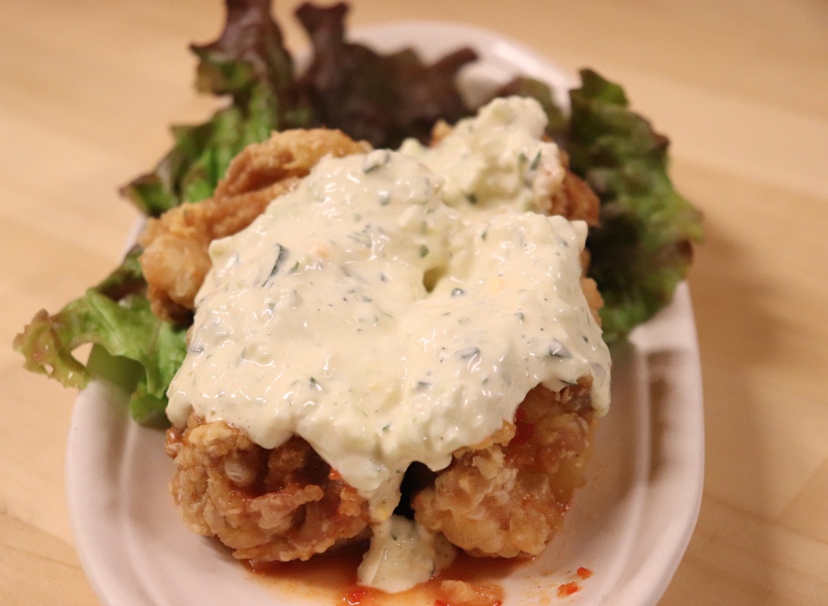 自家製タルタルソースをかけたとり唐揚げ