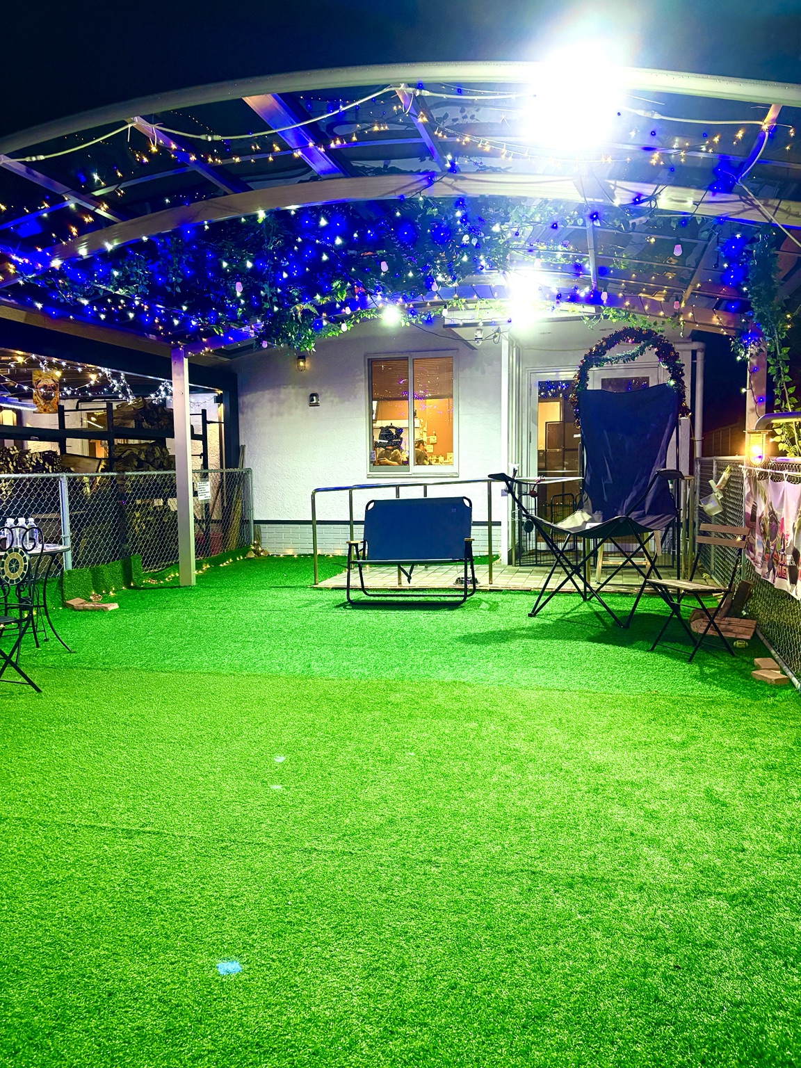 人工芝が広がる明るい夜のドッグラン