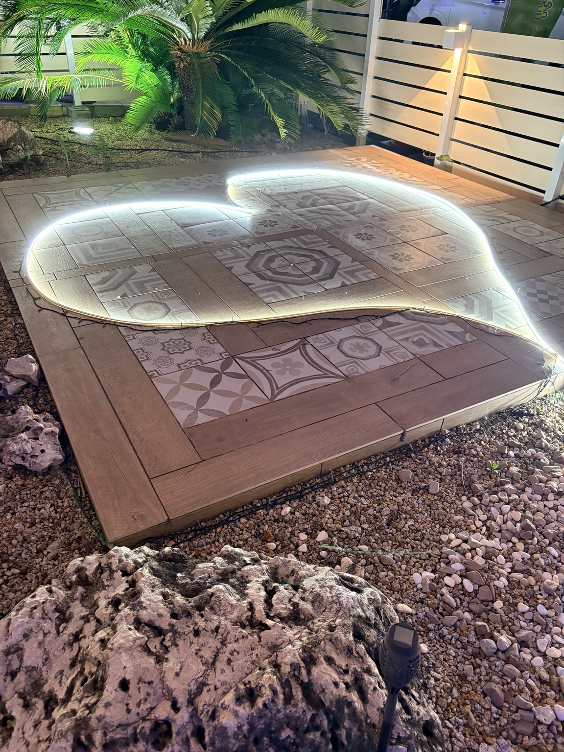 光るハート型の来店記念フォトスポット
